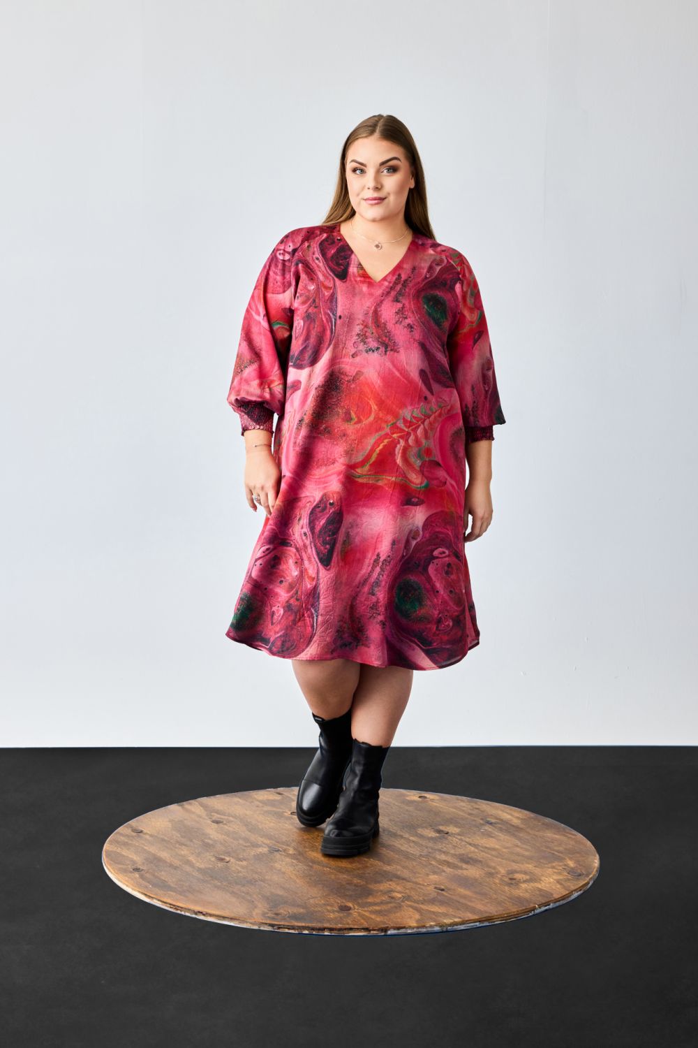 Kjole fra No. 1 By Ox i pink og rød marmoreffekt