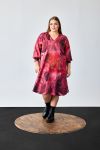Kjole fra No. 1 By Ox i pink og rød marmoreffekt