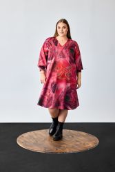 Kjole fra No. 1 By Ox i pink og rød marmoreffekt