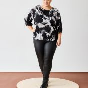 Bluse fra No. 1 By Ox med sort-hvidt bladprint