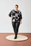 Bluse fra No. 1 By Ox med sort-hvidt bladprint