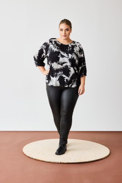 Bluse fra No. 1 By Ox med sort-hvidt bladprint