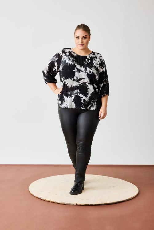 Bluse fra No. 1 By Ox med sort-hvidt bladprint