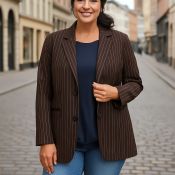 Brun nålestribet blazer i behagelig kvalitet.