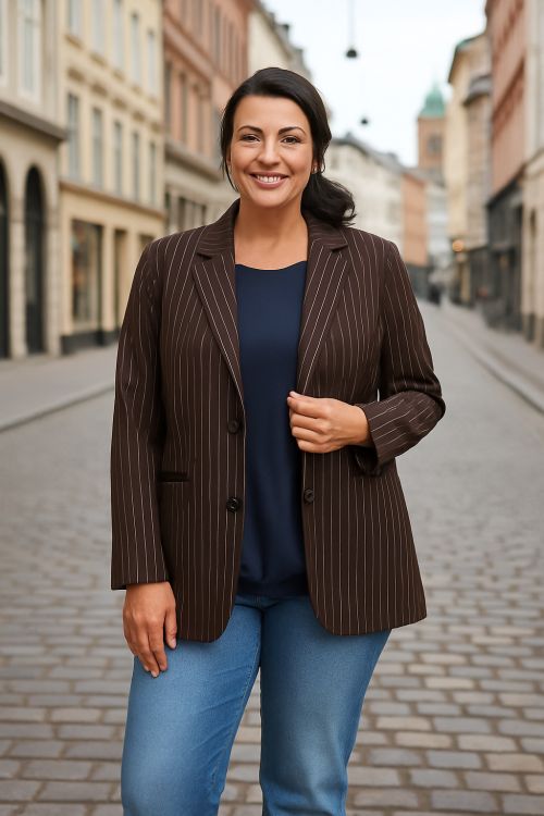 Brun nålestribet blazer i behagelig kvalitet.