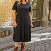 Smuk sort mønstret kjole fra Only Carmakoma