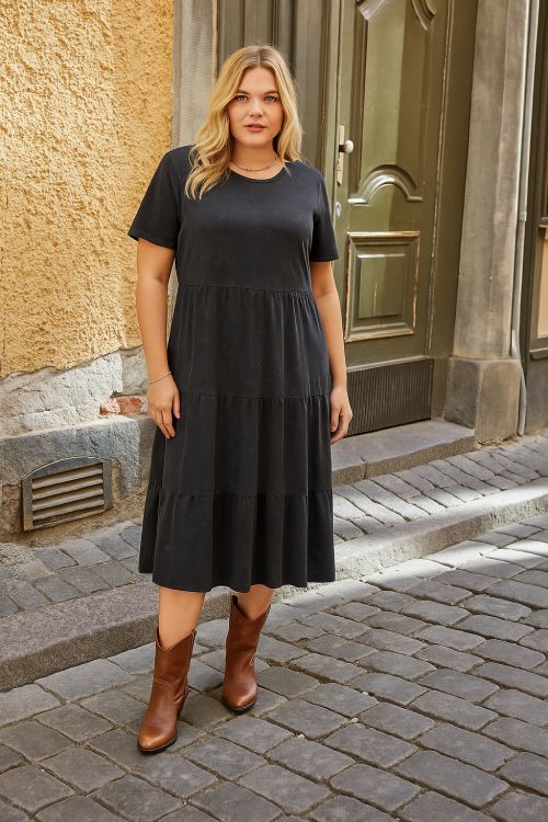 Smuk sort mønstret kjole fra Only Carmakoma