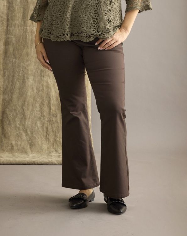 Bukser i varm chokoladebrun nuance til hverdag og fest