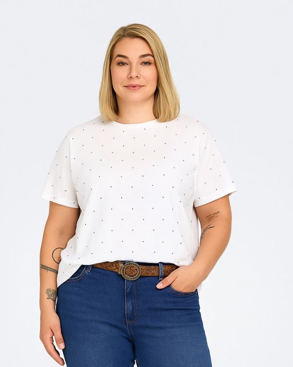 Plus size model iført hvid T-shirt med små similisten fra Only Carmakoma