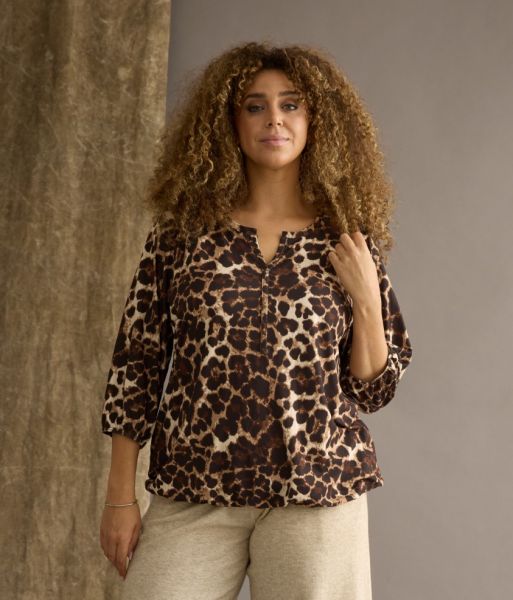 Zhenzi leopardprint bluse med V-hals