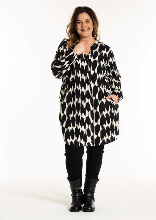 Nora tunika fra Gozzip i sort-hvidt grafisk print