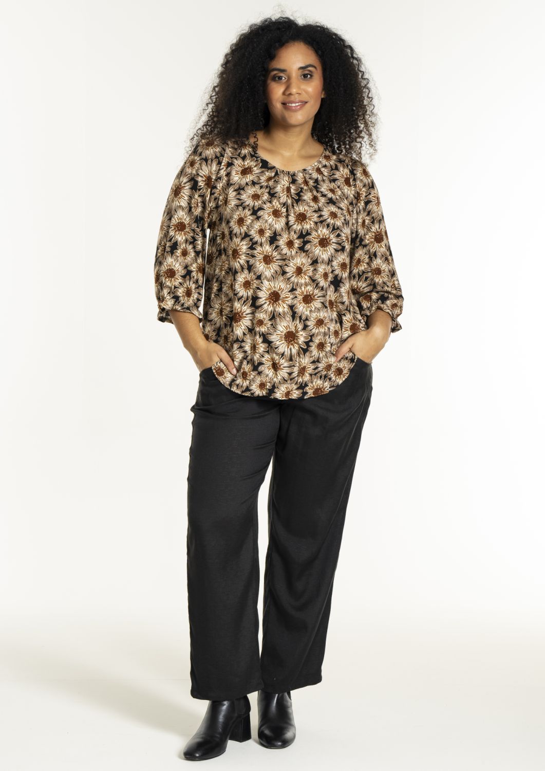 Studio bluse i 100% viskose med blomsterprint