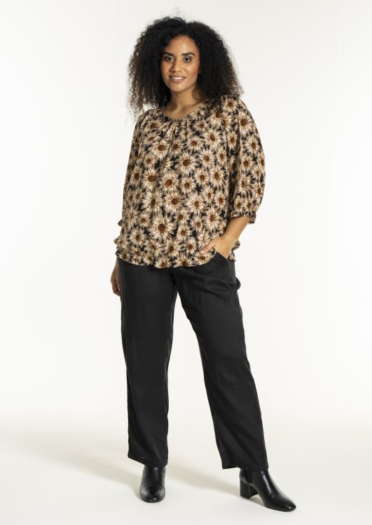 Plus size bluse i sort med brune og hvide blomster