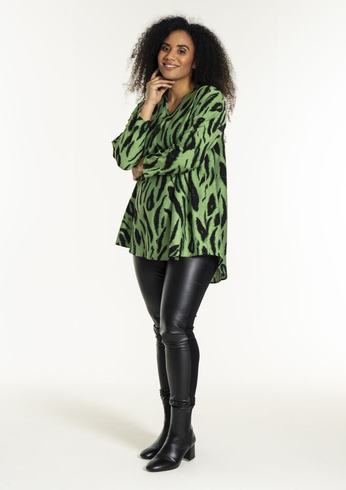 Moderne bluse i viskoseblanding med V-hals