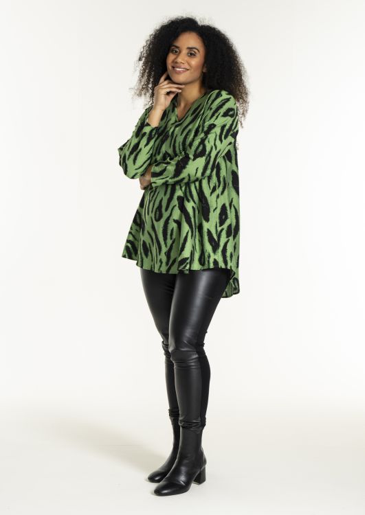 Moderne bluse i viskoseblanding med V-hals