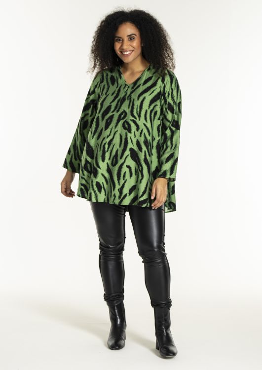 Berit bluse fra Studio i sort-grøn print