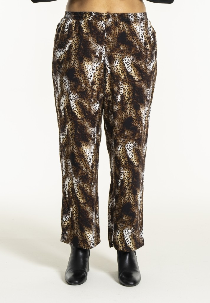 Studio Fria bukser i blødt viskose og flot leopardprint - størrelse XL (54-56)