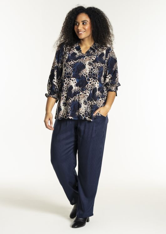Navy bluse med sandfarvede detaljer og V-hals