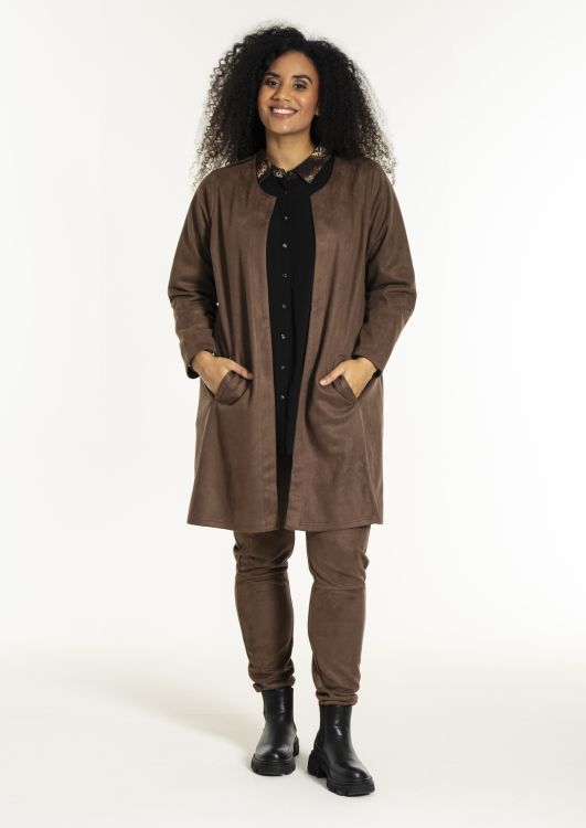 Neomi Cardigan i blød brun imiteret ruskind – frontvisning