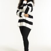 Noralise Sweater – blød strik med brede sorte og hvide striber