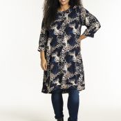 Lonetta kjole i 100% viskose med flot kunstnerisk print.