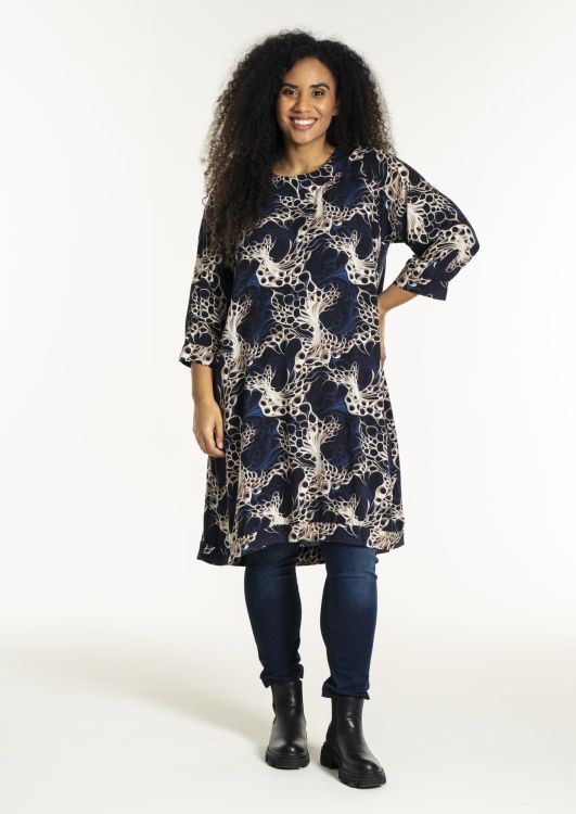 Lonetta kjole i 100% viskose med flot kunstnerisk print.