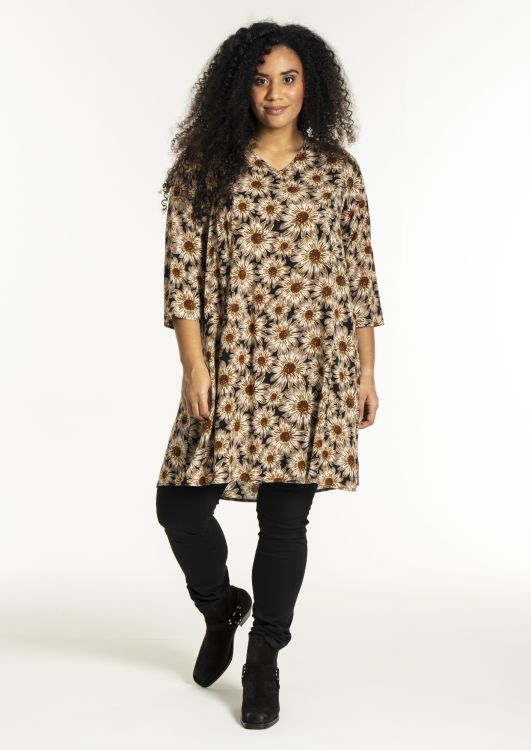 Smuk viskosekjole med V-hals og 3/4-ærmer