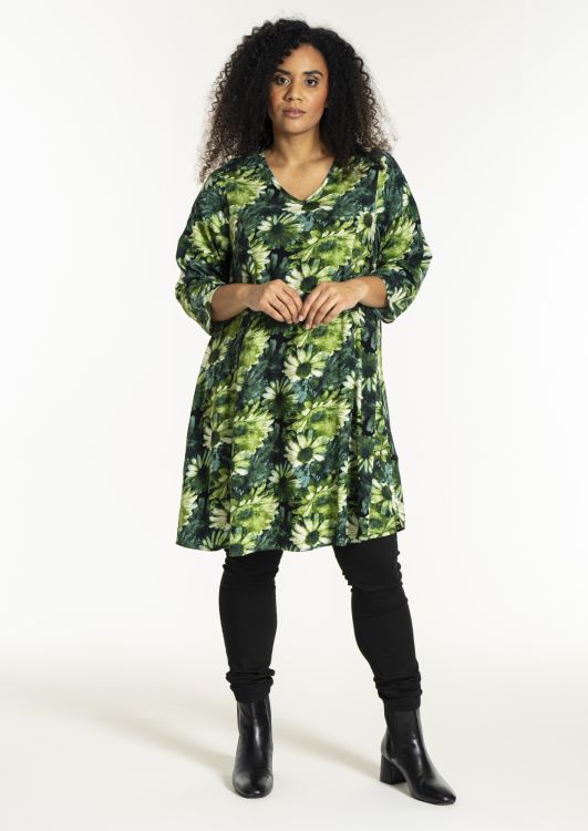 Birgitte Kjole i grønne blomster – elegant og feminin