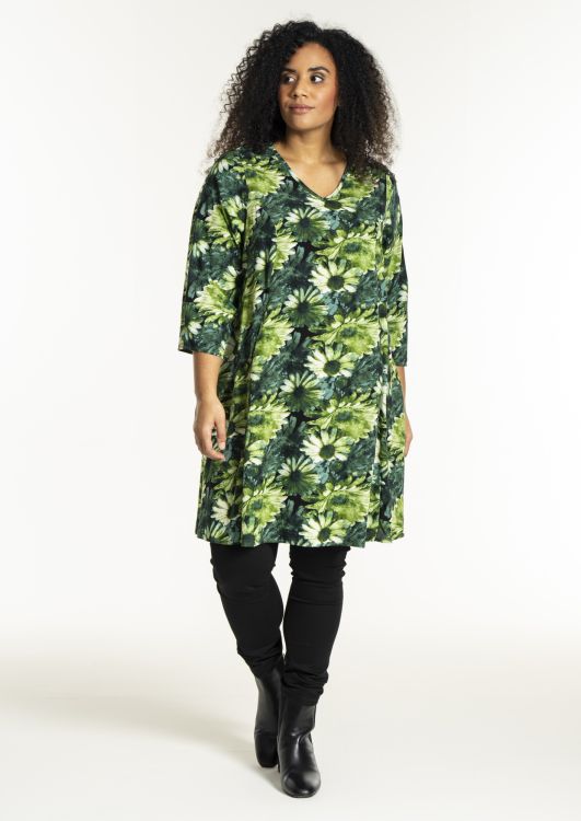 Kjole med V-udskæring og 3/4-ærmer for et afslappet look