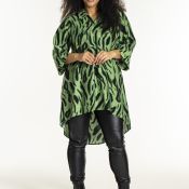 Ebru tunika i grøn-sorte penselstrøg – perfekt til et moderne look