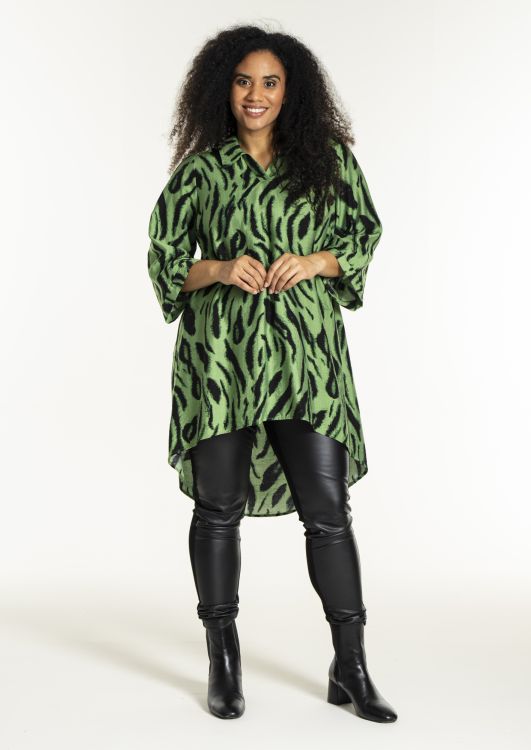 Ebru tunika i grøn-sorte penselstrøg – perfekt til et moderne look