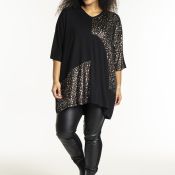 Løs og behagelig pasform med drop-shoulder effekt.