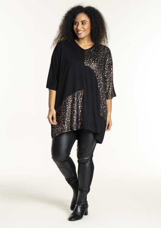 Løs og behagelig pasform med drop-shoulder effekt.