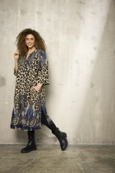 Siff kjole fra Zhenzi i leopardprint og blå paisley-detaljer