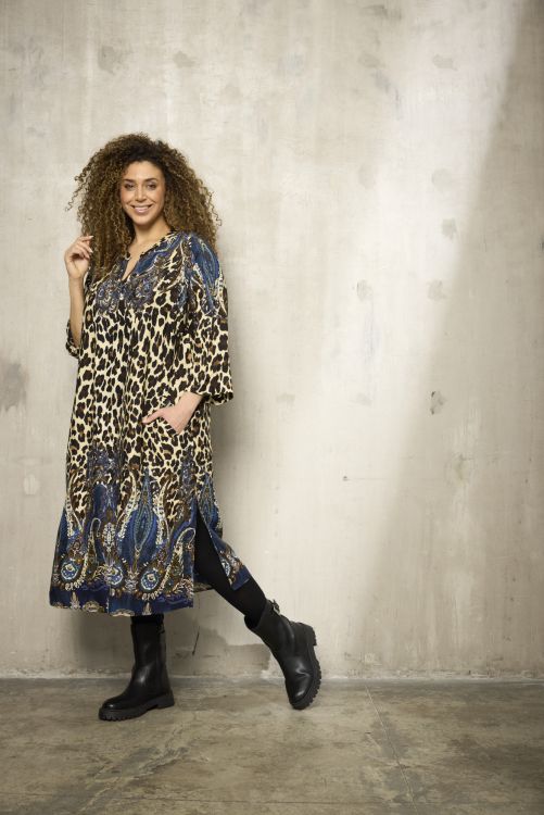 Siff kjole fra Zhenzi i leopardprint og blå paisley-detaljer