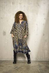 Elegant Siff kjole fra Zhenzi med leopardprint og blå paisley-detaljer