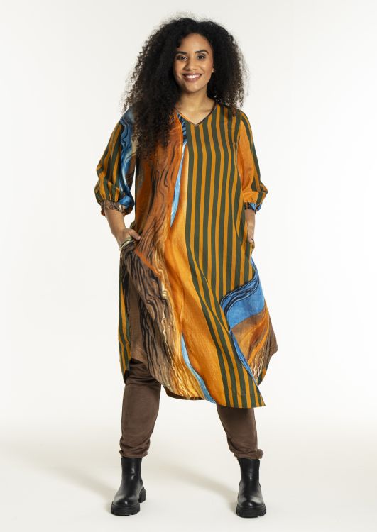 Nadja kjole i farverigt mønster med striber og unikt print