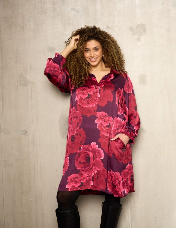 Kjole med blomsterprint i maroon nuancer