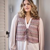 Zoey vest i rosa, brun og beige zigzag-mønster