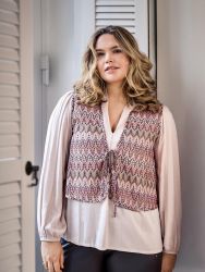 Zoey vest i rosa, brun og beige zigzag-mønster