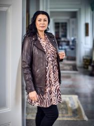 Let tunika fra Zoey med V-hals og A-facon