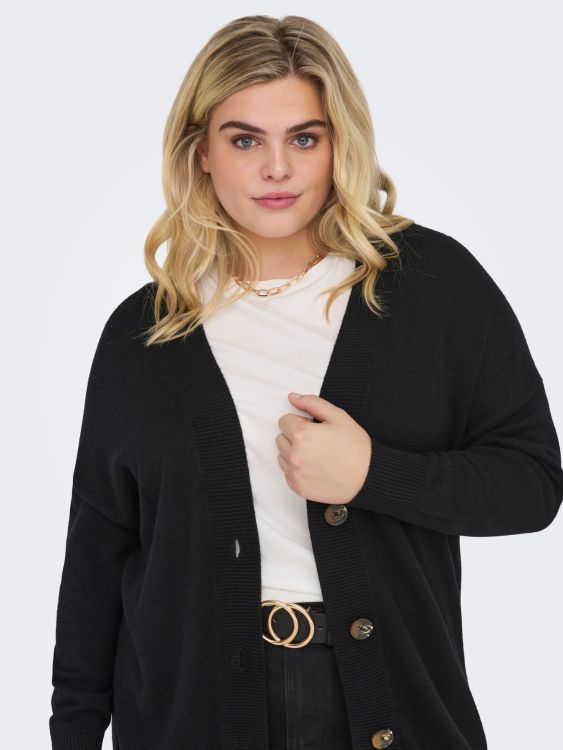 Sort strikcardigan med guldfarvede knapper og hvid t-shirt, stilfuld hverdagstøj til plussize.