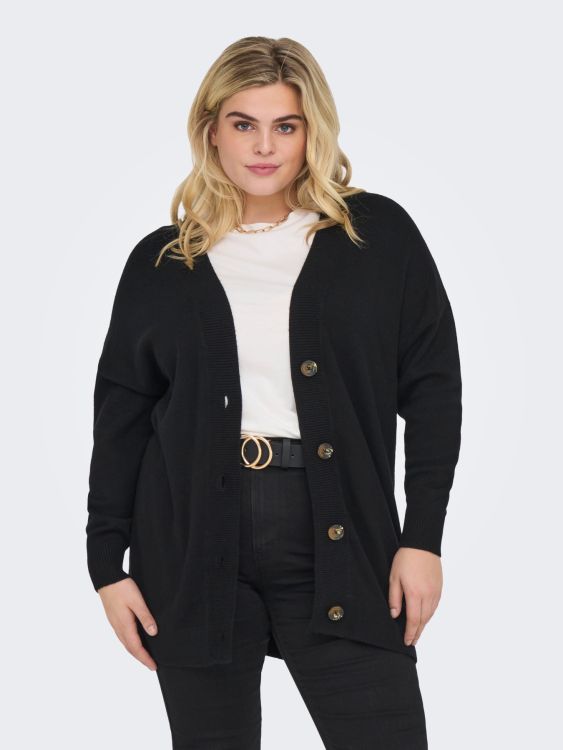Sort cardigan i plussize med store knapper foran, kombineret med hvid top og sorte bukser, trendy plussize mode.