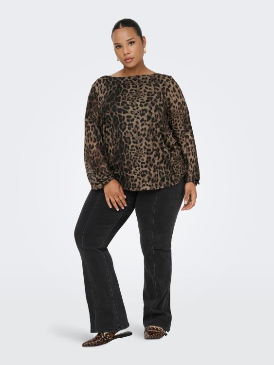 Feminint plus-size look med boatneck og lange ærmer.