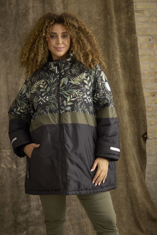 Nana jakke fra Zhenzi med sort bund og blomsterprint.
