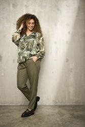 Elegant plus size bluse med V-hals og lange ærmer fra Zhenzi