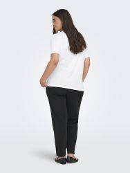 Style T-shirten med jeans eller nederdel for et casual look