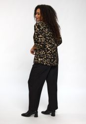 Smuk Studio bluse i viskosekvalitet med print