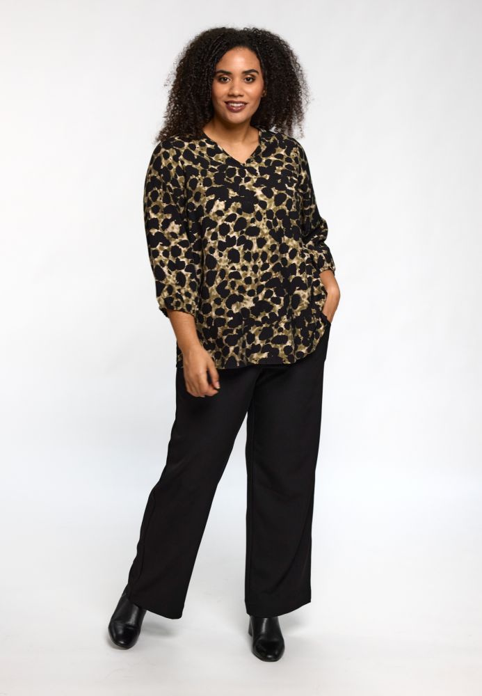 Studio Emmy bluse med grønne nuancer – sort print