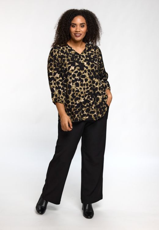 Studio Emmy bluse med grønne nuancer – sort print